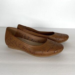 Baretraps Mariah Women's Flat Shoes Size 9 Tan Perforated Floral Faux Leather